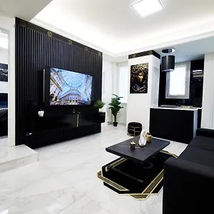https://italian-fashion-house-luxurious-marble-city-center.it-lombardy.com